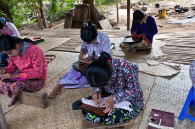 Lacquer-ware sanatçıları Nyaung-U, Myanmar 'daki küçük fabrikada çalışıyorlar.