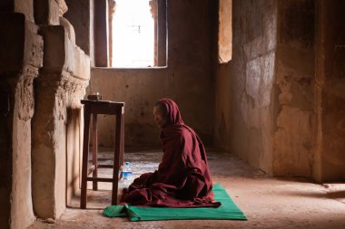 Tapınakta meditasyon yapan bir Budist keşiş, Eski Bagan, Myanmar