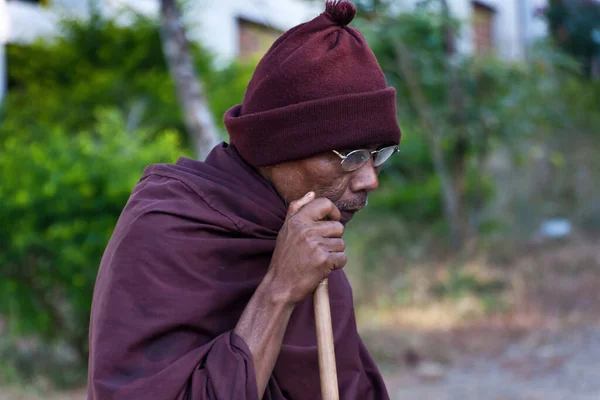  Altın Kaya Pagoda, Kyaikto, Myanmar 'a hacca giden yaşlı bir Budist keşiş.