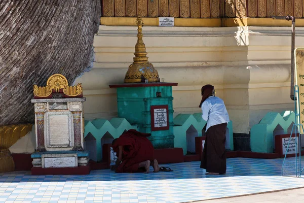 Monje Budista Una Devota Rezando Old Hti Shwemawdaw Pagoda Bago —  Fotos de Stock