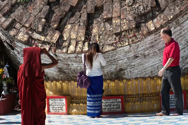 Monje Budista Una Devota Rezando Old Hti Shwemawdaw Pagoda Bago —  Fotos de Stock
