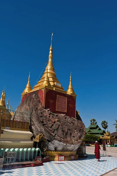 Egy Buddhista Szerzetes Shwemawdaw Pagoda Ban Bago Mianmar — Stock Fotó
