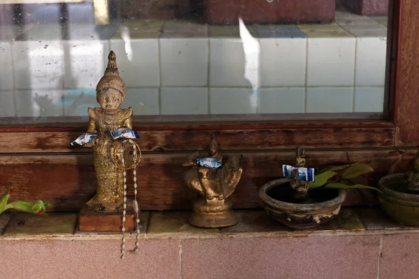 Götterfiguren Mit Opfergaben Einem Buddhistischen Tempel Myanmar — Stockfoto