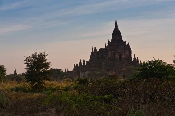 ミャンマーのオールドバガン州の日没時のミアウク グニ寺院 — ストック写真