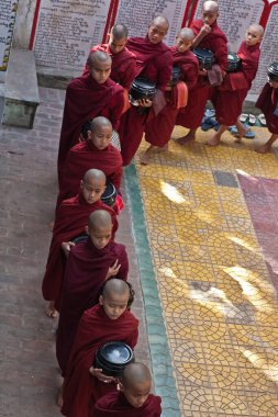 Dünyanın en büyük Budist keşişleri arasında yemek kuyruğuna girmiş genç keşişler Mahagandayon Manastırı, Mandalay, Myanmar 'da
