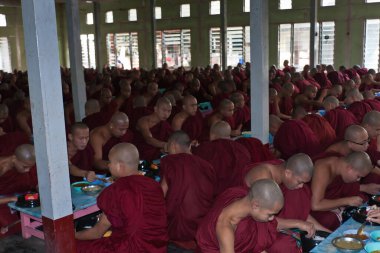 Dünyanın en büyük Budist keşişi Mahagandayon Manastırı, Mandalay, Myanmar 'da öğle yemeği yiyor.