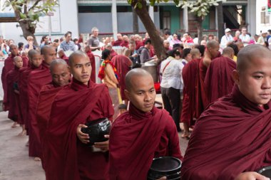 Dünyanın en büyük Budist keşişleri arasında yemek kuyruğuna girmiş genç keşişler Mahagandayon Manastırı, Mandalay, Myanmar 'da