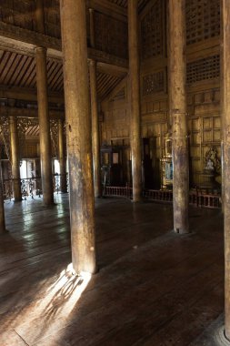 Shwenandaw Manastırı, Mandalay, Myanmar 'ın süslü ahşap iç dekorasyonu.