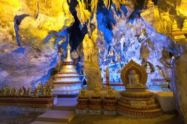 Ana Pindaya Mağaraları 'nın içinde küçük bir stupa, Myanmar.