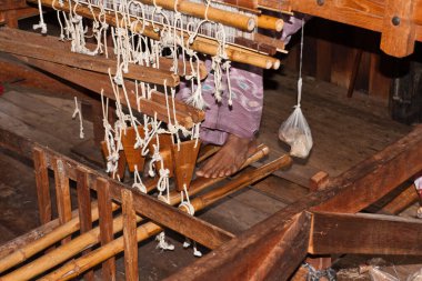 Dokuma tezgahının ayak işleri, Myanmar.