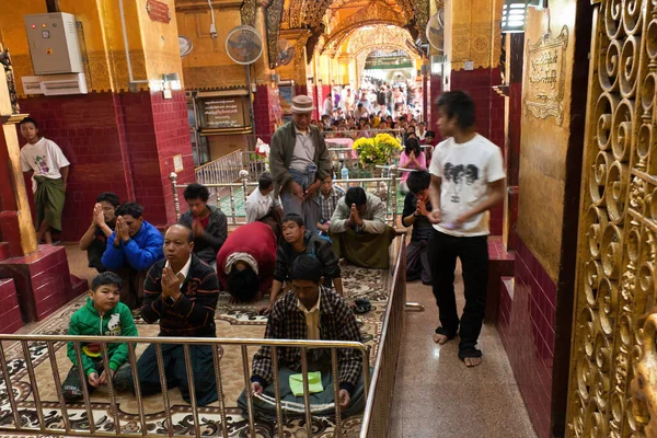 Mensen Bidden Mahamuni Boeddha Tempel Mandalay Myanmar — Stockfoto