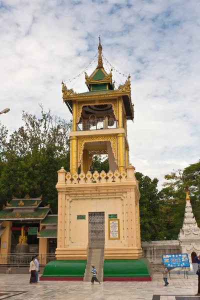 Une Tour Avec Grands Tambours Rituels Près Temple Mahamuni Buddha — Photo