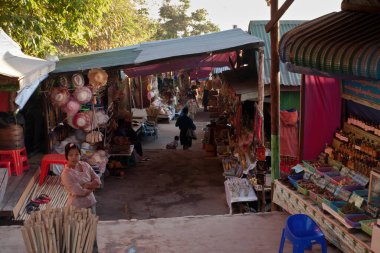 Altın Kaya Pagoda, Kyaiktiyo, Myanmar yolunda bir pazar. 