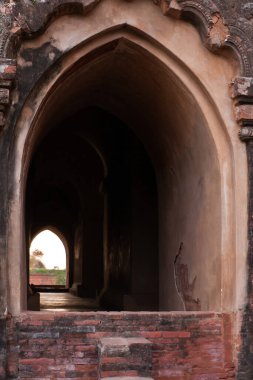 Dhammayangyi Tapınağı 'nda kemerli bir geçit, Eski Bagan, Myanmar