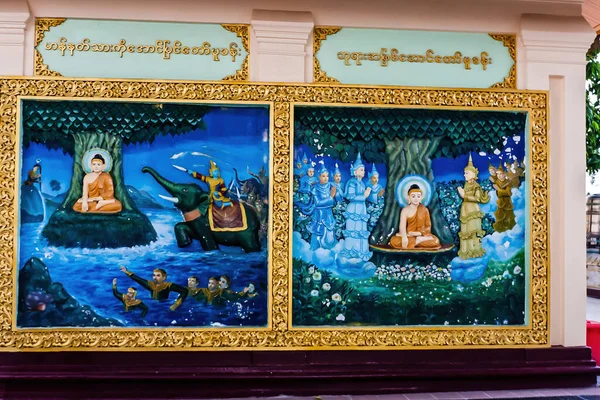ミャンマー ヤンゴン2012年1月2日 シュウェダゴン パゴダの入り口にある仏像の生活の様子を描いた大きな壁画 — ストック写真