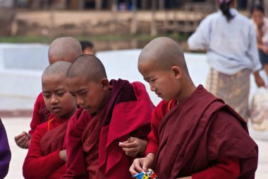Phaung Daw Oo Pagoda, Taunggyi, Myanmar yakınlarındaki Budist çocuk keşişler.