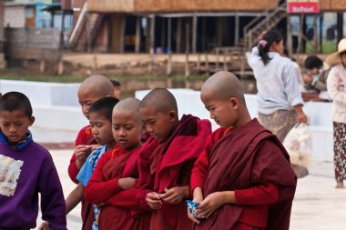 Phaung Daw Oo Pagoda, Taunggyi, Myanmar yakınlarındaki Budist çocuk keşişler.