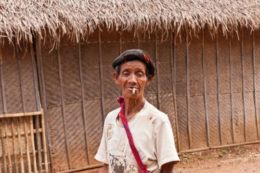 Shan halkının bir adamı puro içiyor, Myanmar.