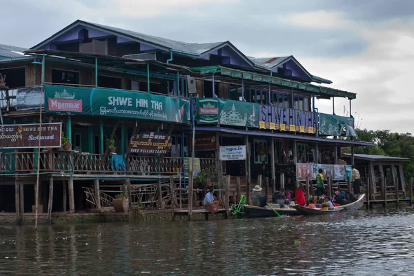Restaurante Casa Zancos Botes Amarrados Con Gente Inle Lake Myanmar — Foto de Stock