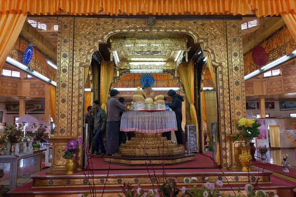 Devotos Turistas Cerca Las Imágenes Del Santuario Buda Pagoda Hpaung —  Fotos de Stock