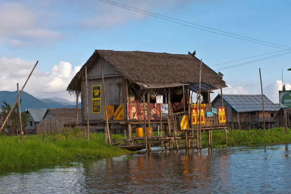 Una Casa Zancos Lago Inle Decorada Con Letreros Comerciales Myanmar — Foto de Stock