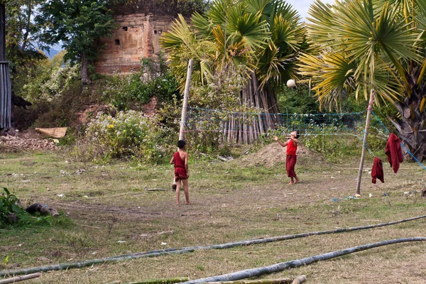 Jóvenes Monjes Budistas Jugando Voleibol — Foto de Stock