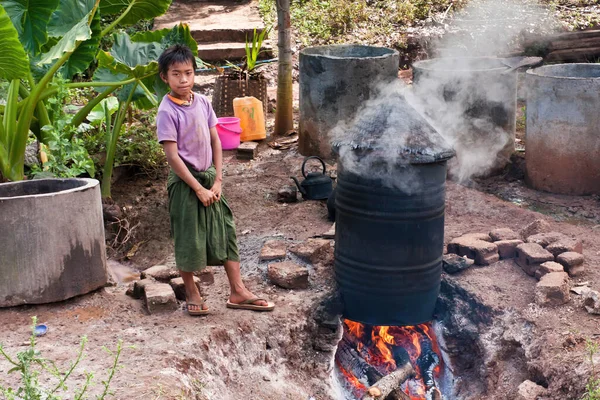 Een Birmaanse Jongen Controleert Een Van Processen Van Productie Van — Stockfoto