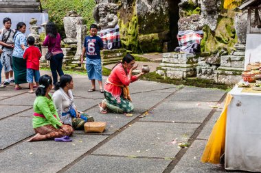 Balili kadınlar Goa Gajah Tapınağı, Bali, Endonezya 'daki Fil Mağarası yakınlarında dua ediyorlar.