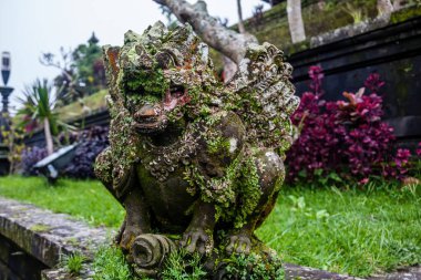 Pura Besakih Tapınağı, Bali, Endonezya 'da mitolojik bir yaratığın heykeli.