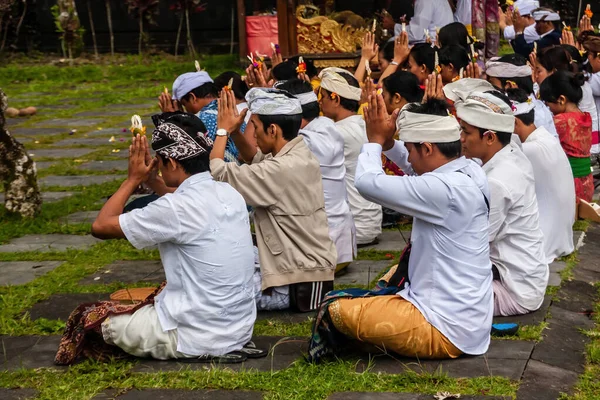 Balinesiska Hinduiska Anhängare Ber Den Religiösa Ceremonin — Stockfoto