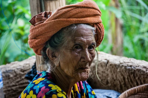 Retrato Una Mujer Balinesa Mayor Con Udeng Tradicional — Foto de Stock