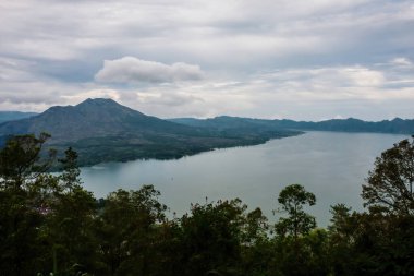 Batur Dağı ve Batur Gölü (Danau Batur), Bali, Endonezya 'nın panoramik manzarası