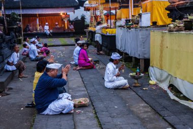 Pura Besakih Tapınağı 'nda dua eden Hindu balerin.