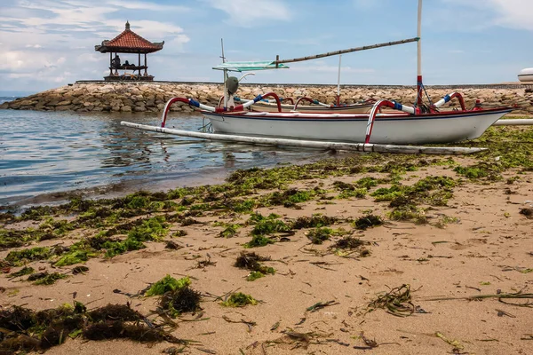 Een Traditionele Outrigger Balinese Boot Jukung Rust Een Strand — Stockfoto
