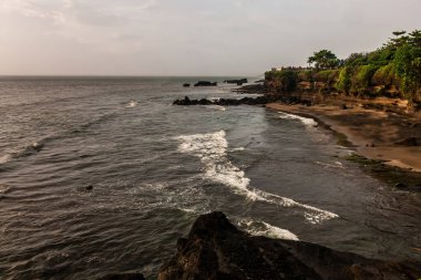Endonezya 'daki Tanah Lot Tapınağı yakınlarındaki Bali Adası' nın okyanus kıyısında.