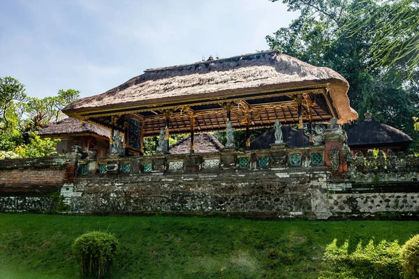 Pabellón Ricamente Decorado Con Techo Paja Templo Taman Ayun Bali —  Fotos de Stock