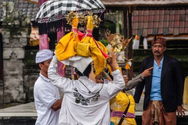 Geleneksel festival sırasında Balili Hindu hayranları