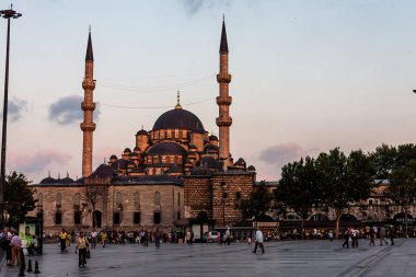 İstanbul 'da gün batımında yeni cami