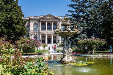 Dolmabahce Sarayı ve bahçede bir çeşme, İstanbul