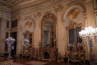 İstanbul 'daki Dolmabahce Sarayı' nın zengin iç mekanı.