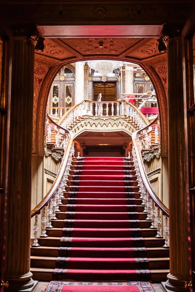 İstanbul 'daki Dolmabahce Sarayı' nın merdiven ve süslü iç mekanı.
