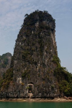 Mağaranın girişi olan ünlü kayalık adalardan biri, Halong Körfezi, Vietnam