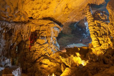 Halong Körfezi, Vietnam 'daki bir kireçtaşı mağarasında sarkıt ve dikit oluşumları