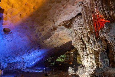 Halong Körfezi, Vietnam 'daki bir kireçtaşı mağarasında sarkıt ve dikit oluşumları