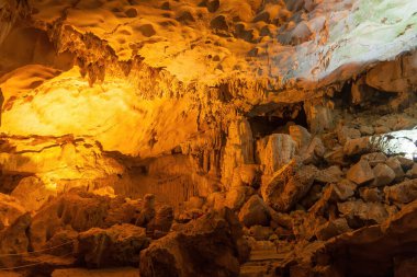 Halong Körfezi, Vietnam 'daki bir kireçtaşı mağarasında sarkıt ve dikit oluşumları