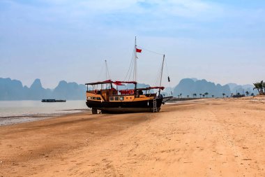 Tuan Chau Adası, Halong Körfezi sahilinde bir gemi hurdalığı.