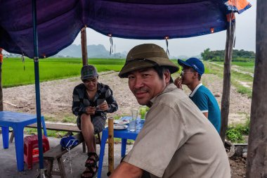 Vietnamlı işçiler sığınakta oturuyor.