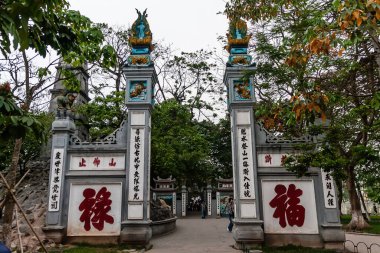 Yeşim Dağı Tapınağı 'nın kapılarından biri, Hanoi.
