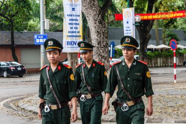 Hanoi caddesindeki Vietnamlı polisler.