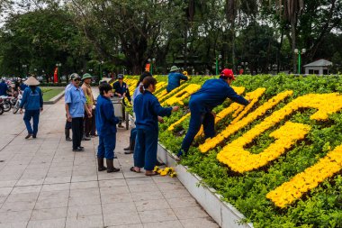 Ho Shi Minh mozolesi yakınlarında bir çiçek tarlası dekore eden işçiler, Hanoi